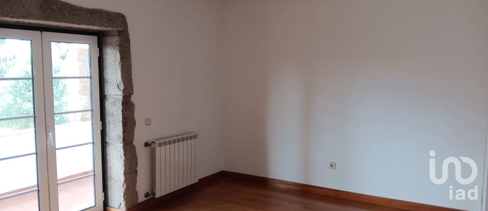 Maison T3 à Oliveira (Santa Maria) de 221 m²