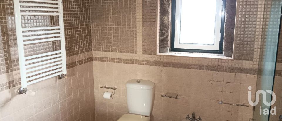 Maison T3 à Oliveira (Santa Maria) de 221 m²