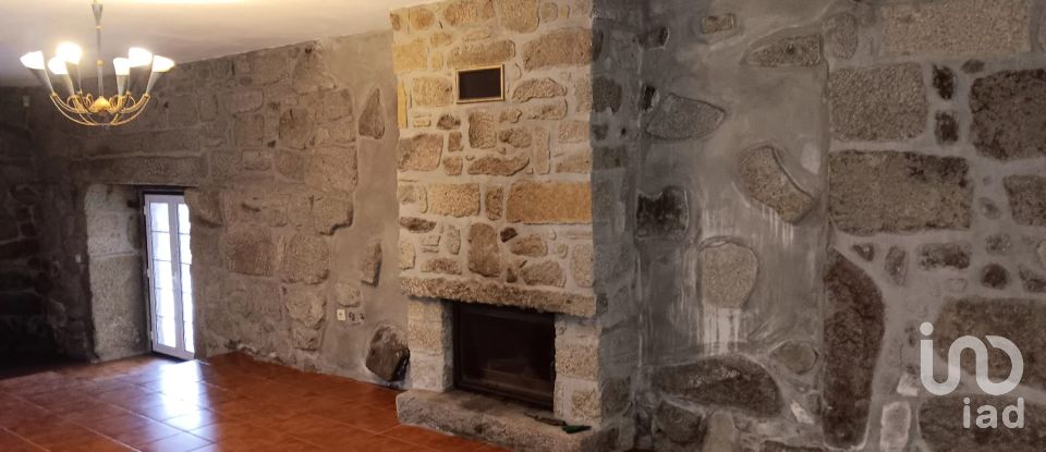 Maison T3 à Oliveira (Santa Maria) de 221 m²