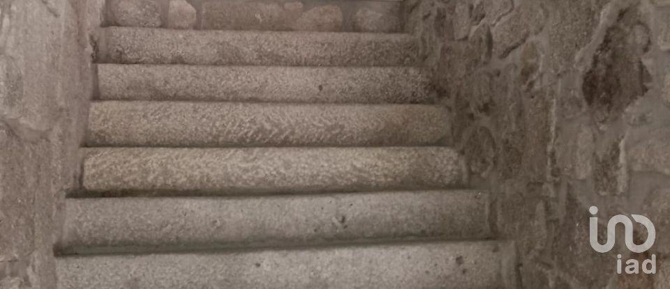 Maison T3 à Oliveira (Santa Maria) de 221 m²