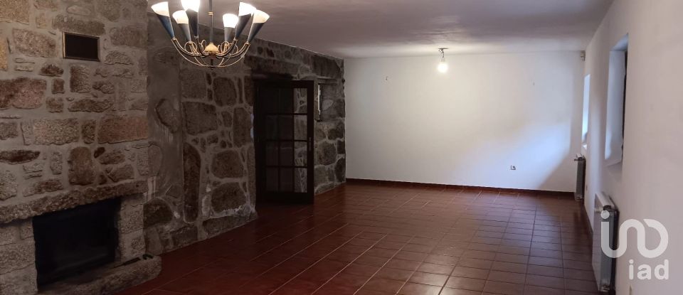Maison T3 à Oliveira (Santa Maria) de 221 m²