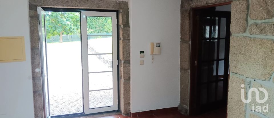 Maison T3 à Oliveira (Santa Maria) de 221 m²