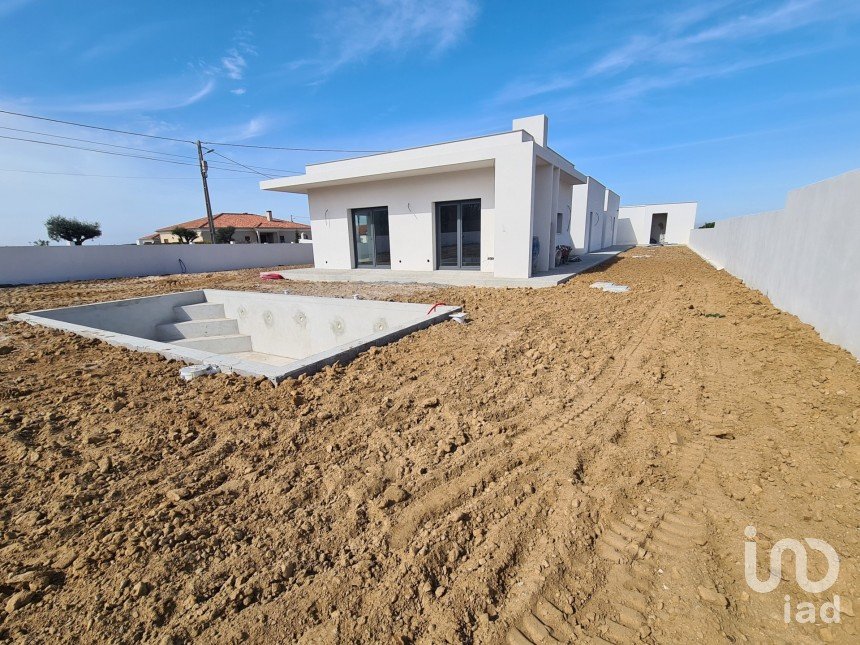 Moradia T4 em Atouguia da Baleia de 247 m²