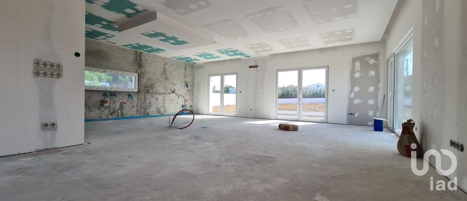 Moradia T4 em Atouguia da Baleia de 247 m²