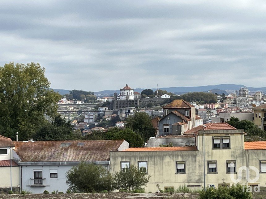 Moradia em banda T4 em Santa Marinha E São Pedro Da Afurada de 180 m²