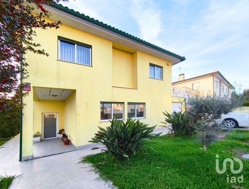 Maison T3 à Alvarães de 173 m²