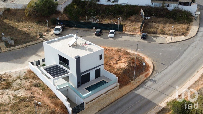 Moradia T3 em Mexilhoeira Grande de 185 m²