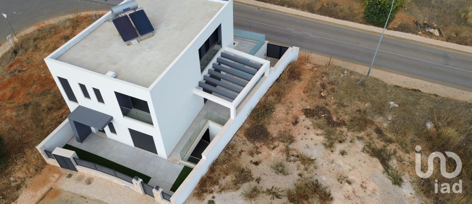 Moradia T3 em Mexilhoeira Grande de 185 m²