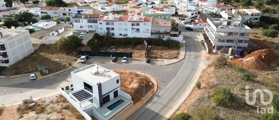 Moradia T3 em Mexilhoeira Grande de 185 m²
