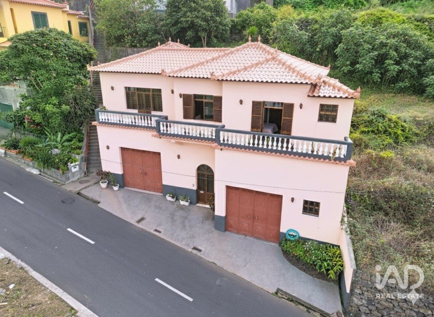 Moradia T3 em Ribeira Brava de 241 m²