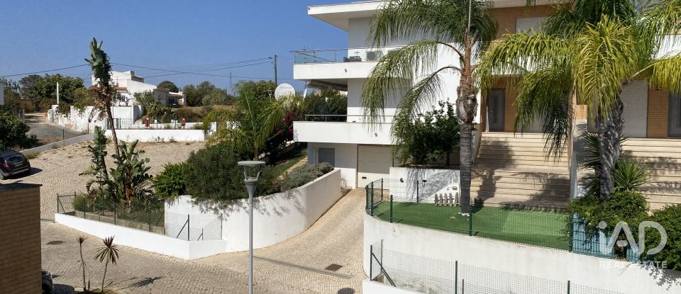 Moradia em banda T2 em Albufeira e Olhos de Água de 97 m²