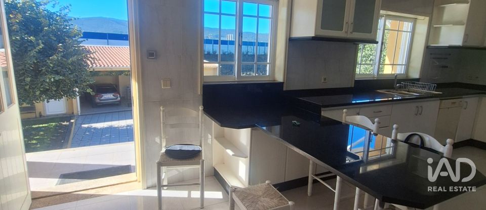 Moradia T4 em Recarei de 250 m²