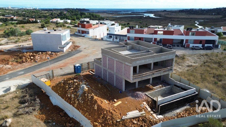 Moradia T4 em Mexilhoeira Grande de 200 m²