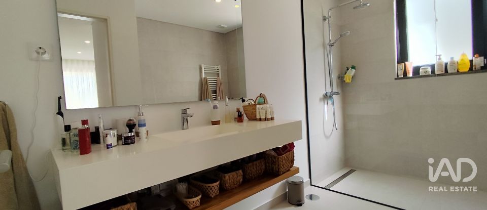 Moradia T4 em Cela de 222 m²