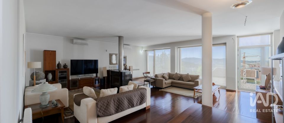 Moradia em gaveto T4 em Nogueira, Fraião E Lamaçães de 622 m²