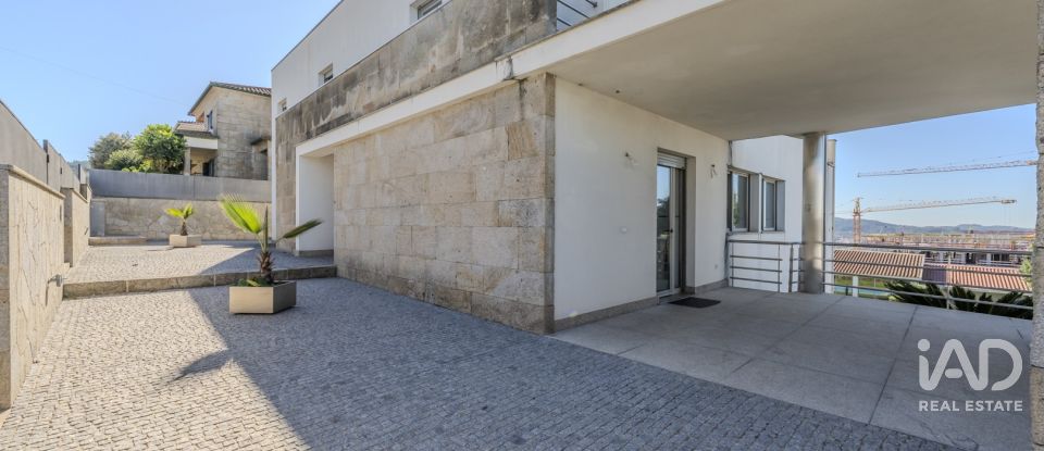 Moradia em gaveto T4 em Nogueira, Fraião E Lamaçães de 622 m²