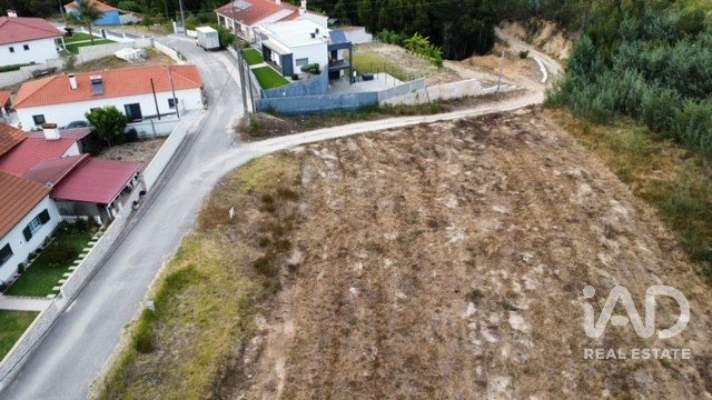Terreno urbano em Marrazes e Barosa de 1 077 m²