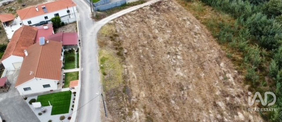 Terreno urbano em Marrazes e Barosa de 1 077 m²