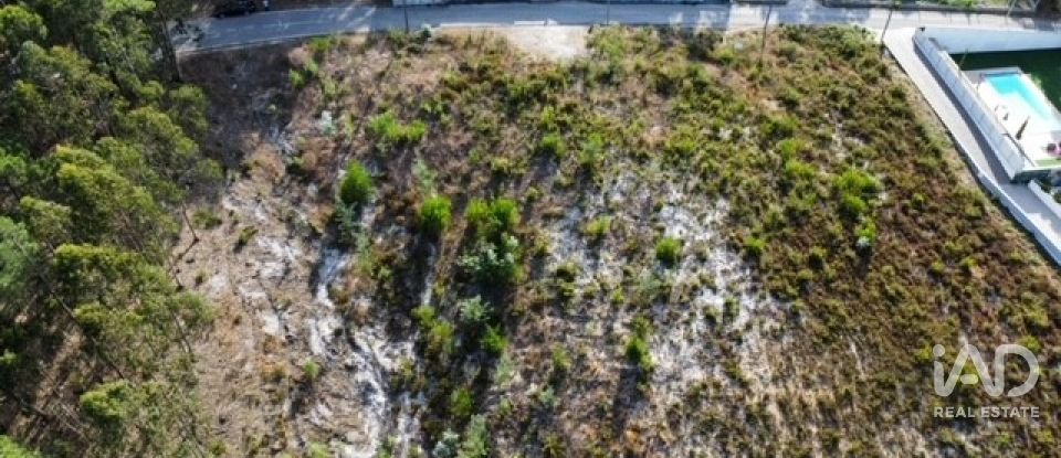 Terreno urbano em Marrazes e Barosa de 2 590 m²