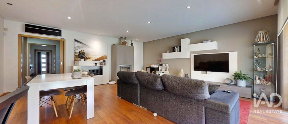 Moradia em banda T3 em Sandim, Olival, Lever e Crestuma de 184 m²