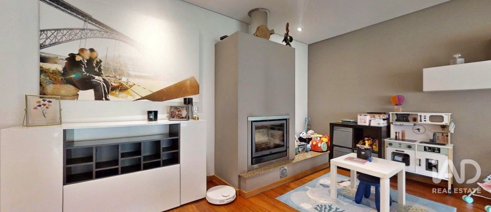 Moradia em banda T3 em Sandim, Olival, Lever e Crestuma de 184 m²