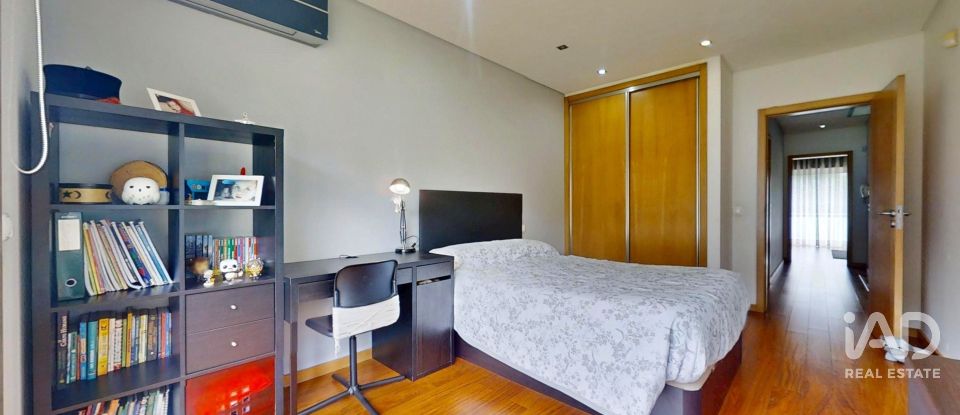 Moradia em banda T3 em Sandim, Olival, Lever e Crestuma de 184 m²