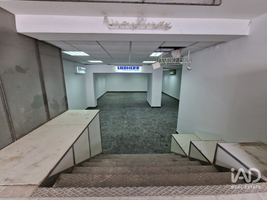 Shop / premises commercial in Almada, Cova da Piedade, Pragal e Cacilhas of 165 m²