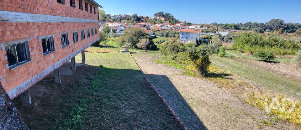 Bâtiment à Fermentelos de 2 821 m²