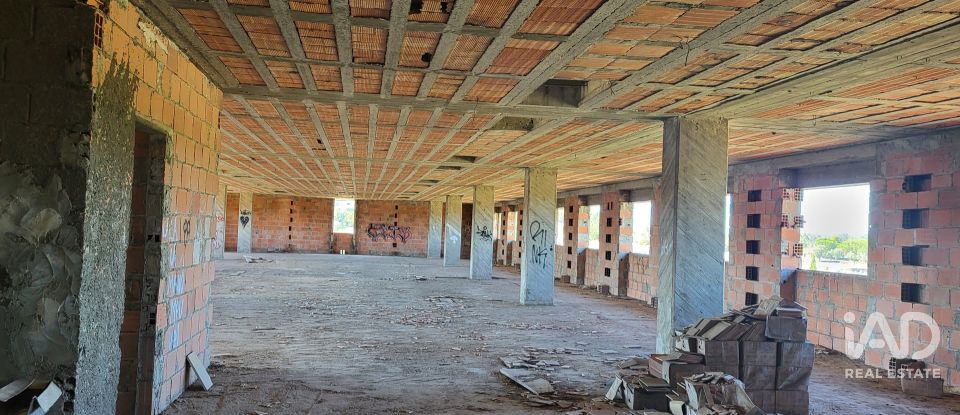 Bâtiment à Fermentelos de 2 821 m²