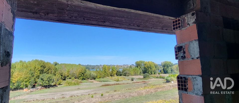 Bâtiment à Fermentelos de 2 821 m²