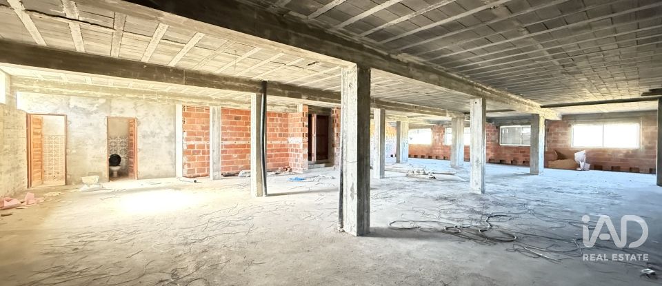 Bâtiment à Fermentelos de 2 821 m²