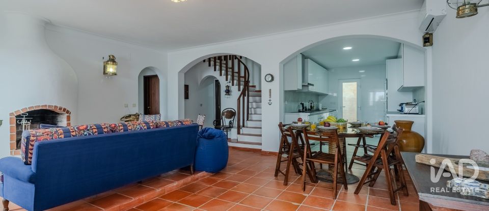 Moradia T4 em São Pedro da Cadeira de 196 m²