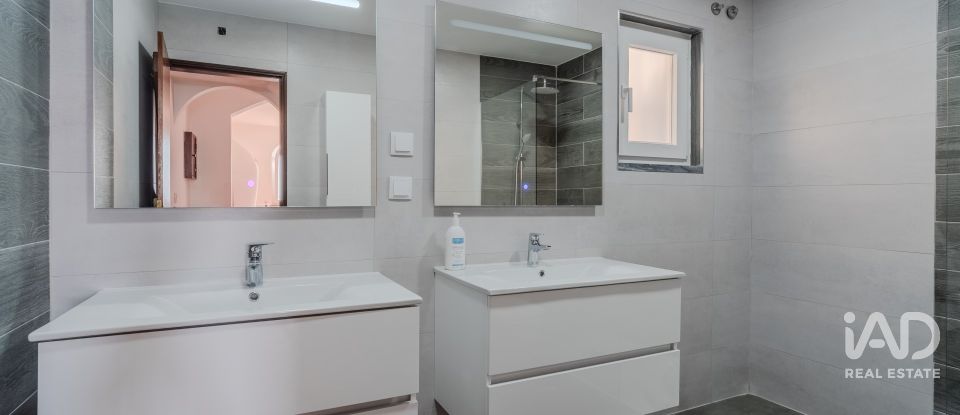 Moradia T4 em São Pedro da Cadeira de 196 m²