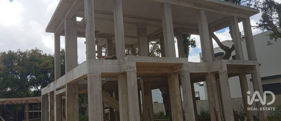 Terreno urbano em Azeitão (São Lourenço e São Simão) de 406 m²