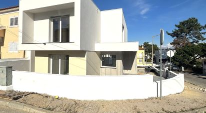 Corner home T4 in Charneca De Caparica E Sobreda of 142 m²