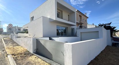Corner home T4 in Charneca De Caparica E Sobreda of 142 m²