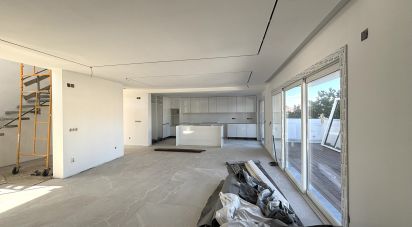 Corner home T4 in Charneca De Caparica E Sobreda of 142 m²