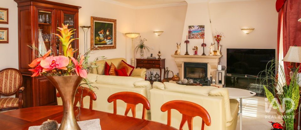 Maison T5 à Santa Iria de Azoia, São João da Talha e Bobadela de 235 m²