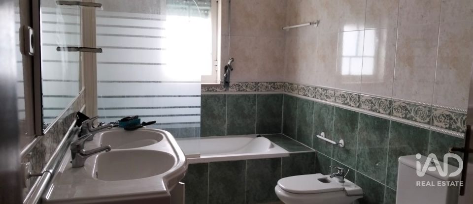 Moradia T4 em Póvoa da Isenta de 200 m²