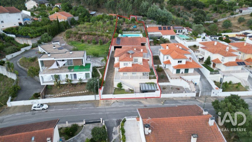 Maison T4 à Eiras E São Paulo De Frades de 360 m²