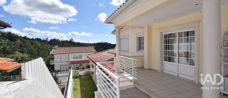 Maison T4 à Eiras E São Paulo De Frades de 360 m²