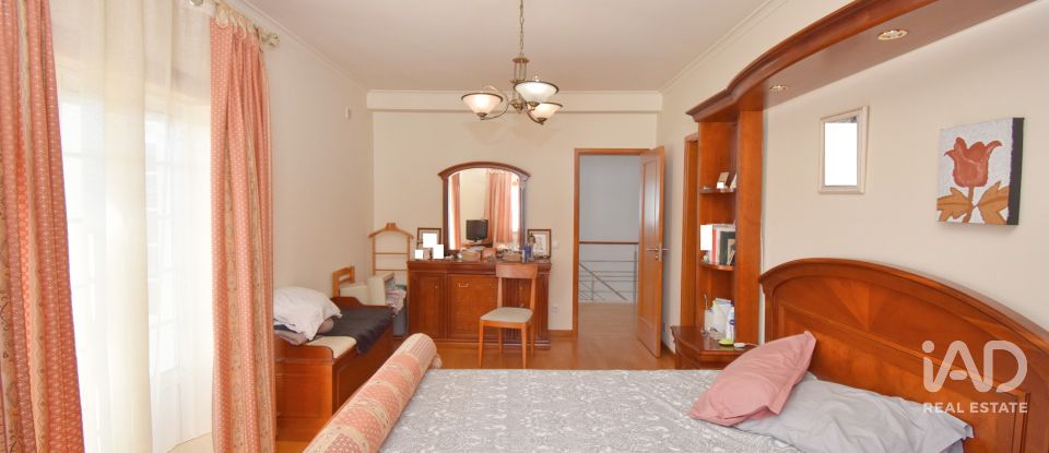 Maison T4 à Eiras E São Paulo De Frades de 360 m²