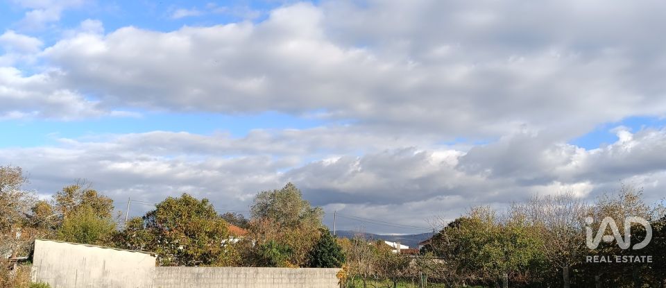 Terreno urbano em Campos e Vila Meã de 878 m²