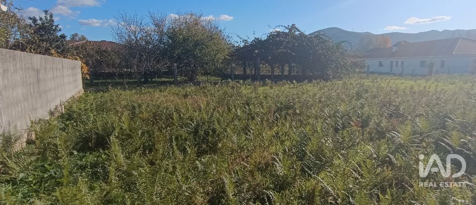 Terreno urbano em Campos e Vila Meã de 878 m²