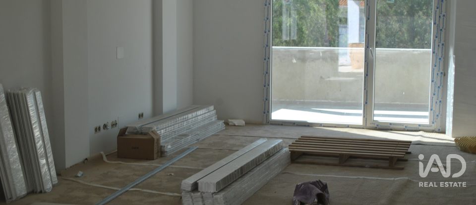 Casa T4 em Fernão Ferro de 294 m²