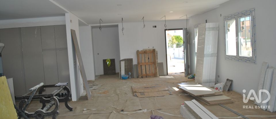 Casa T4 em Fernão Ferro de 294 m²