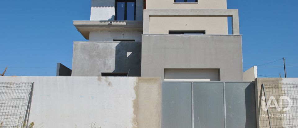 Casa T4 em Fernão Ferro de 294 m²