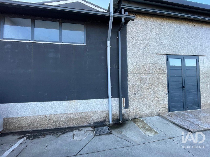 Loja / Estabelecimento Comercial em Manhente de 575 m²